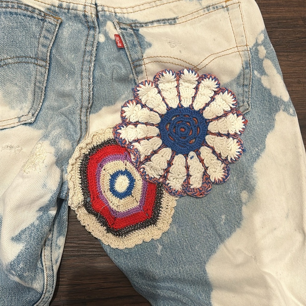 **One-of-a-Kind Vintage Levi's (W28 L32) – Hand-Embroidered & Custom Dyed** - Picture 4 of 9